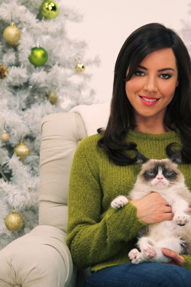 Актриса Обри Пласа с котом у новогодней елки