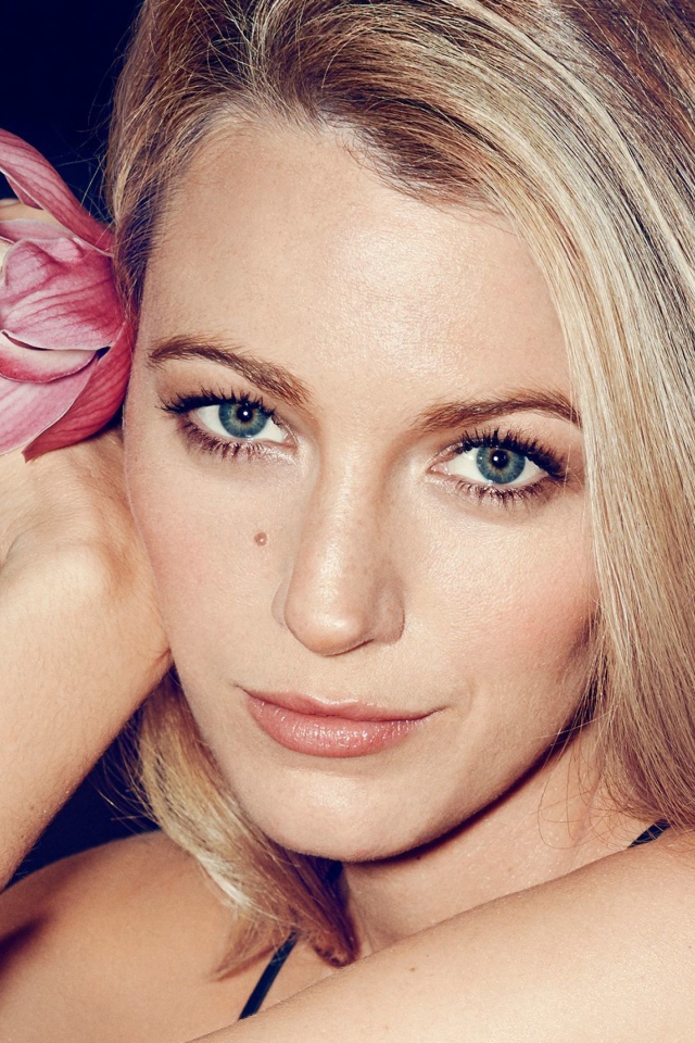 Актриса Блейк Лайвли с цветком в волосах 