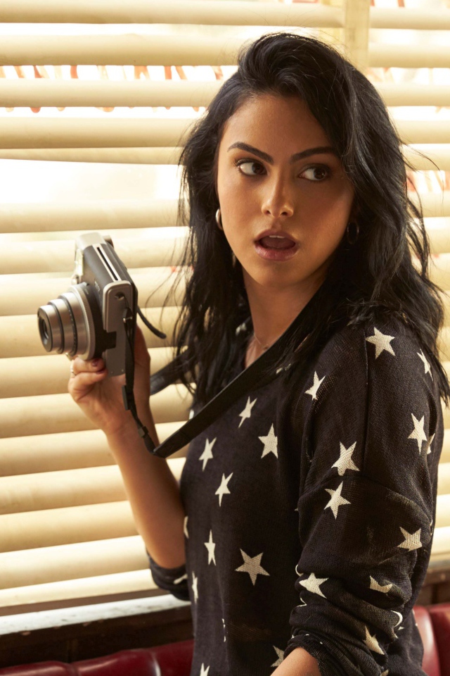 Актриса Камила Мендес с фотоаппаратом в руках