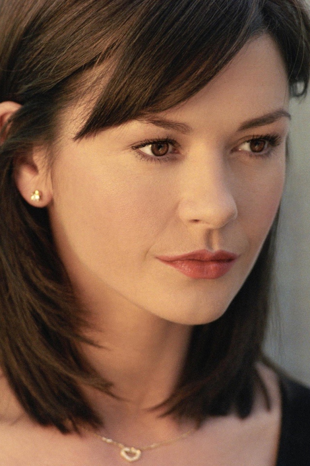 Актриса Кэтрин Зета-Джонс в черном платье 