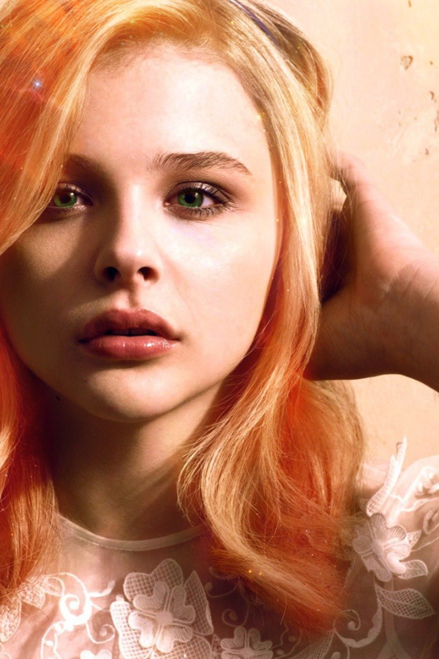 Актриса Хлоя Грейс Морец с зелеными глазами 