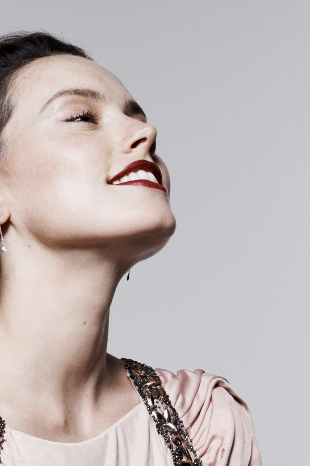 Актриса Дэйзи Ридли с накрашенными красной помадой губами