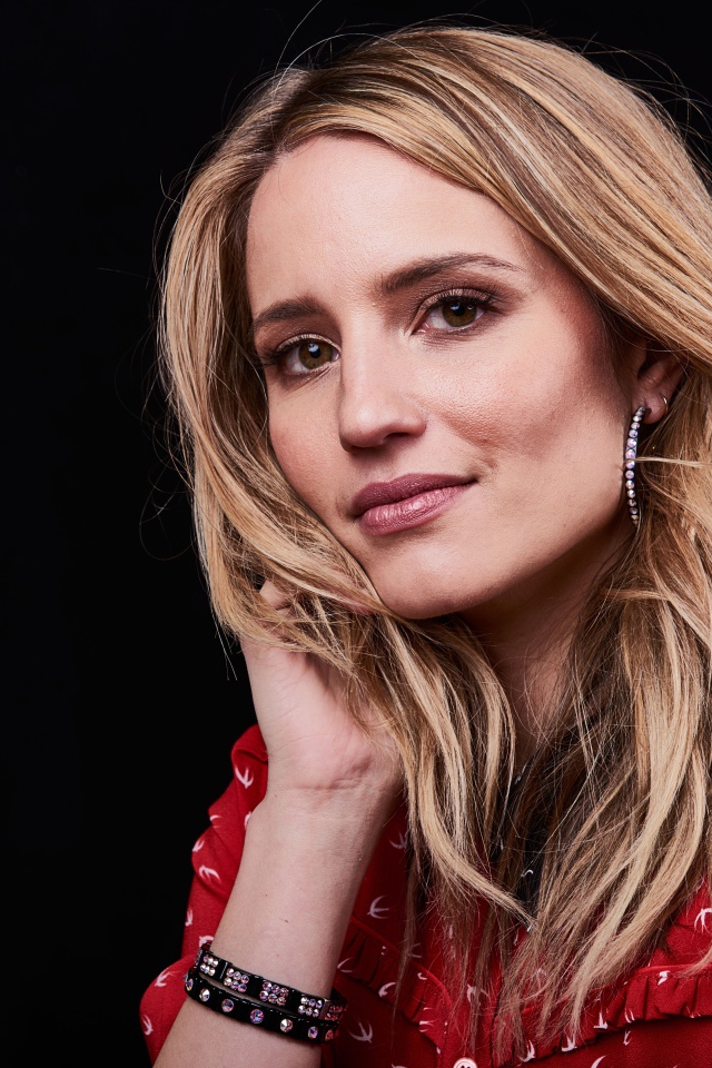 Актриса Дианна Агрон фото на черном фоне 