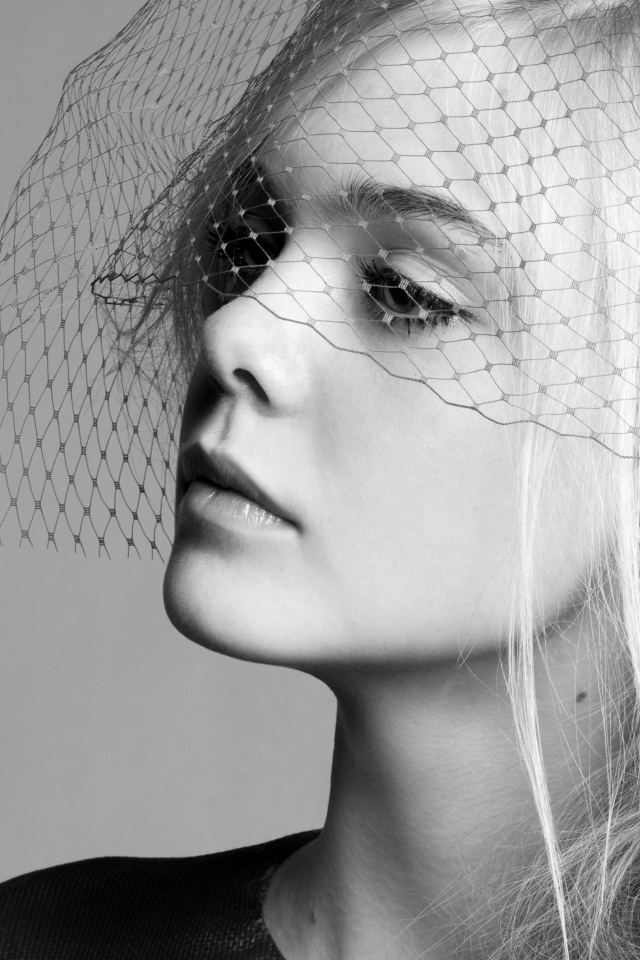 Актриса Эль Фэннинг с вуалью на лице черно-белое фото