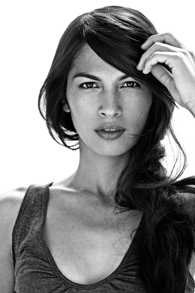 Актриса Элоди Юнг черно-белое фото