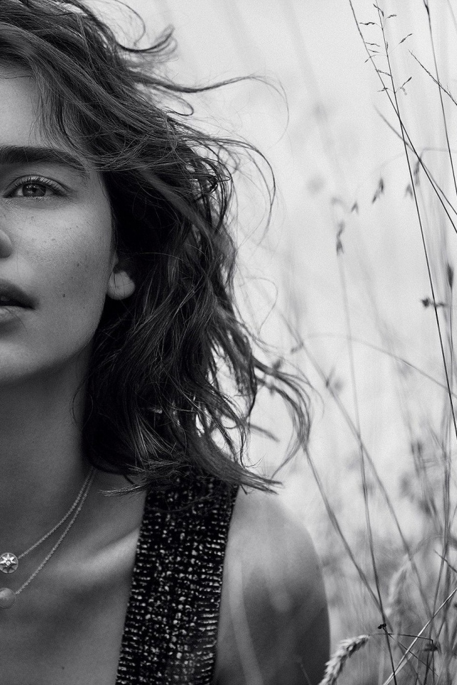 Актриса Эмилия Кларк, черно белое фото 