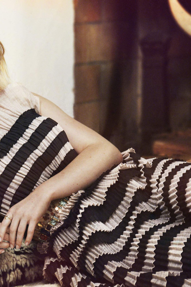 Актриса Эмма Стоун лежит в красивом платье