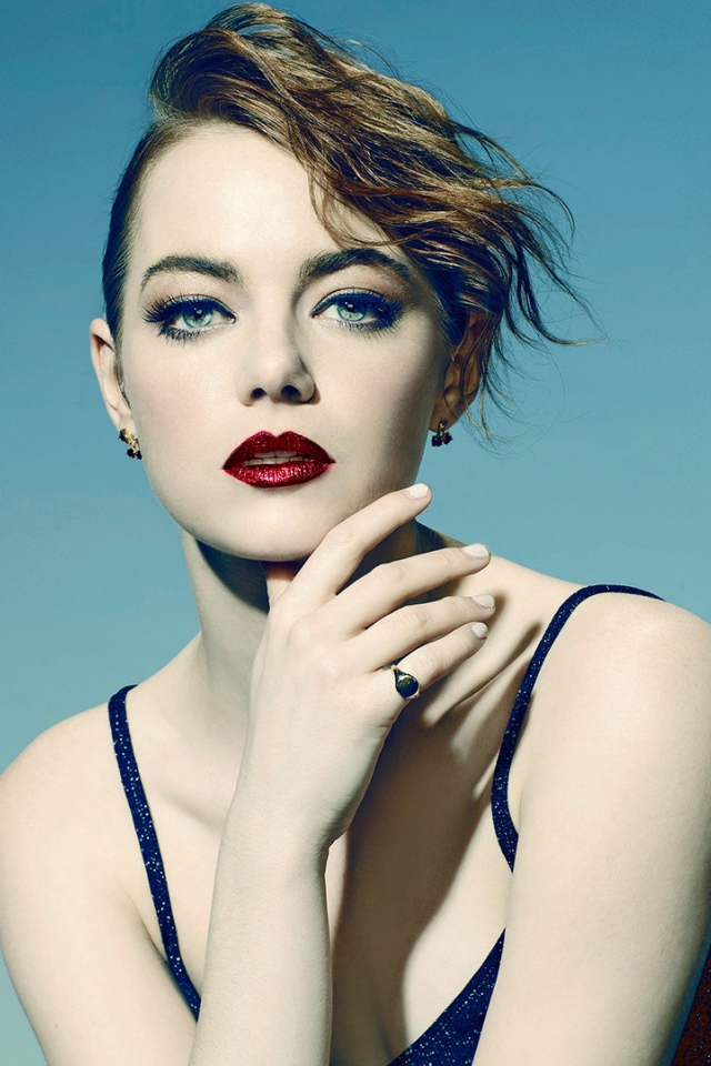 Актриса Эмма Стоун с яркими красными глазами 