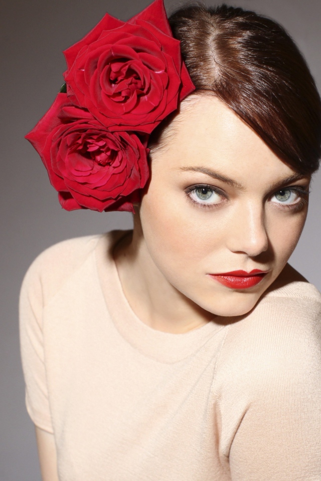 Актриса Эмма Стоун с красными розами в волосах 