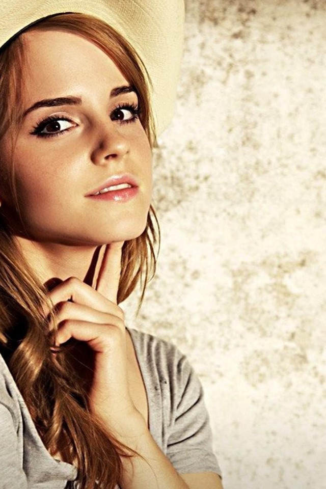 Актриса Эмма Уотсон в шляпе 