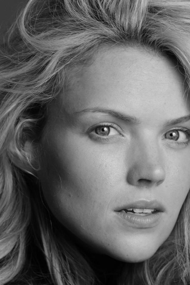 Актриса Эрин Ричардс черно - белое фото