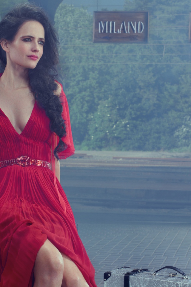 Актриса Ева Грин в красном платье