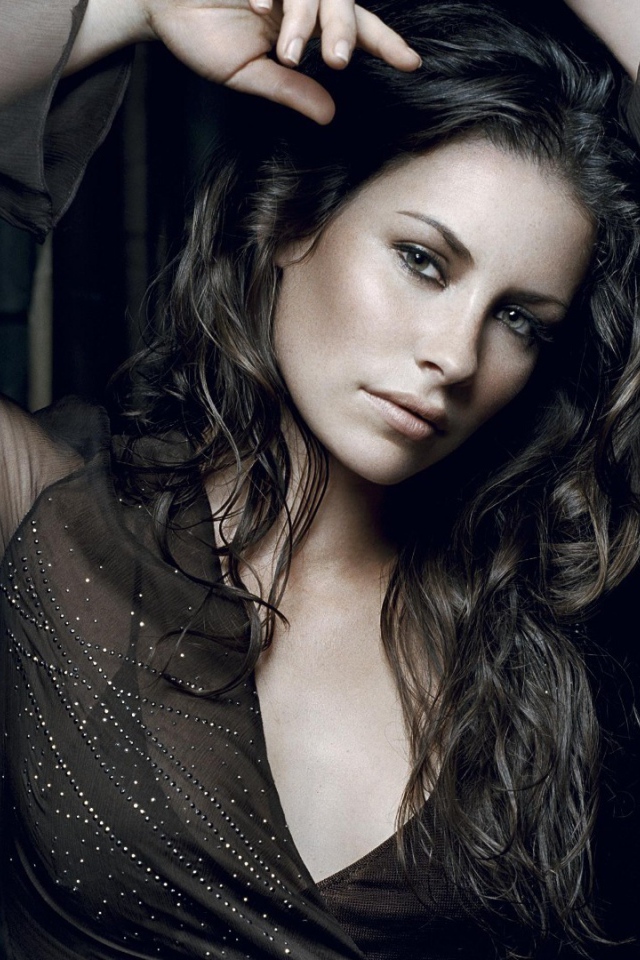 Актриса брюнетка Эванджелин Лилли 