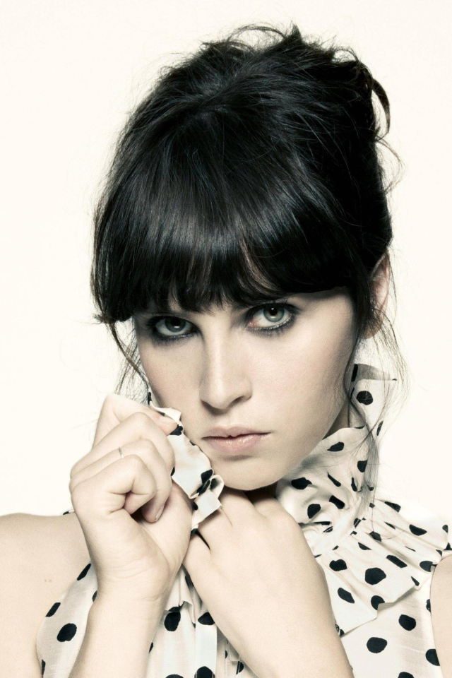 Актриса Фелисити Джонс в платье в горошки