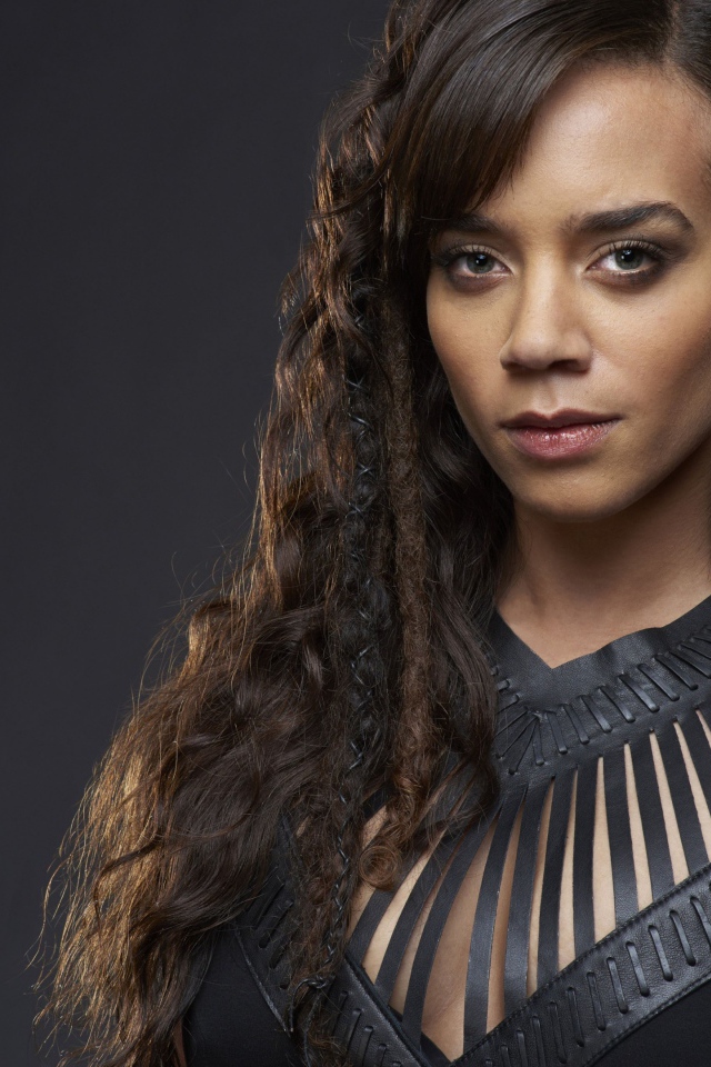 Актриса Ханна Джон-Кеймен в черном платье