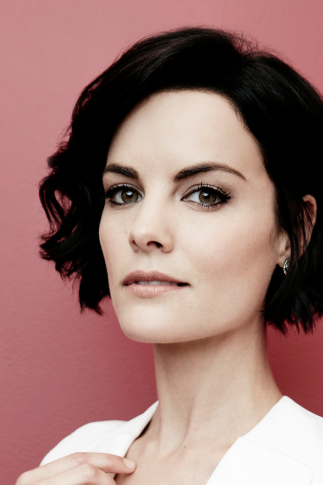 Актриса Джейми Александр,  фото на розовом фоне 