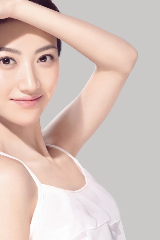 Актриса Цзин Тянь в белом платье фото на сером фоне