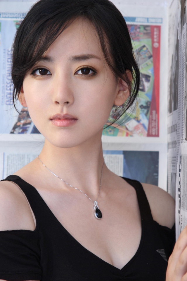 Актриса Цзин Тянь с красивым кулоном на шее