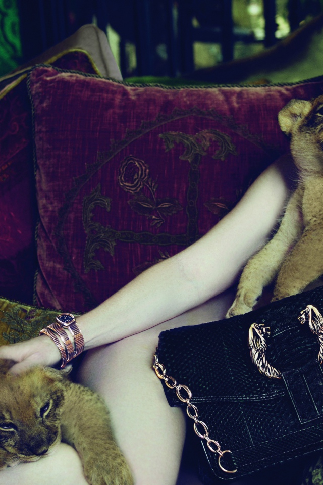 Актриса Джулианна Мур лежит на диване с маленькими львятами