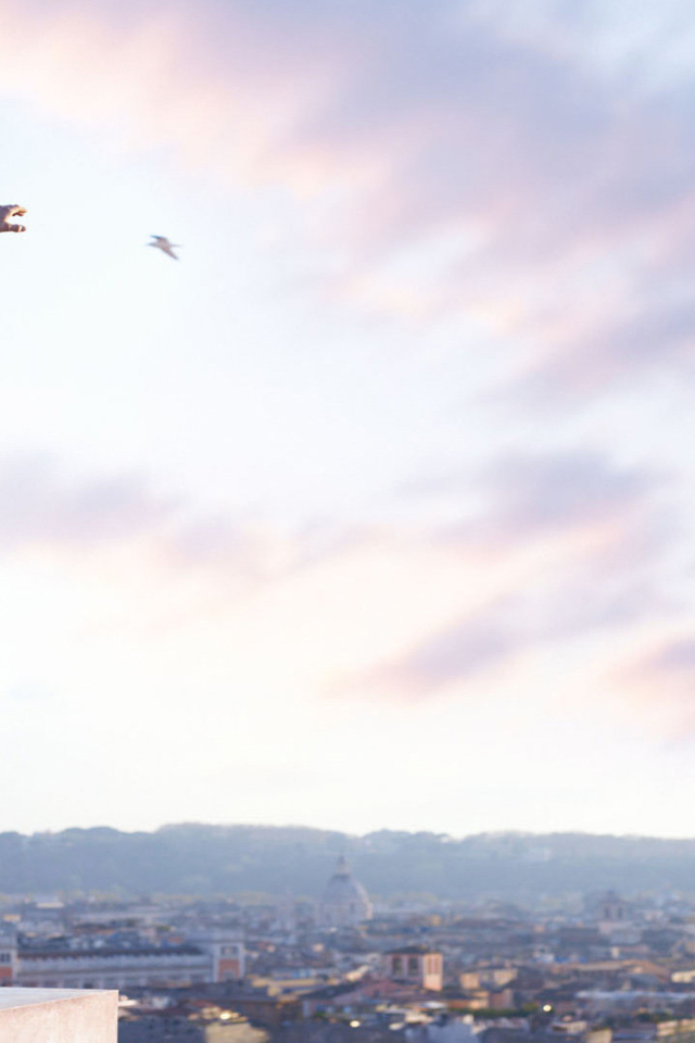 Актриса Кара Делевинь в черном платье на фоне неба 