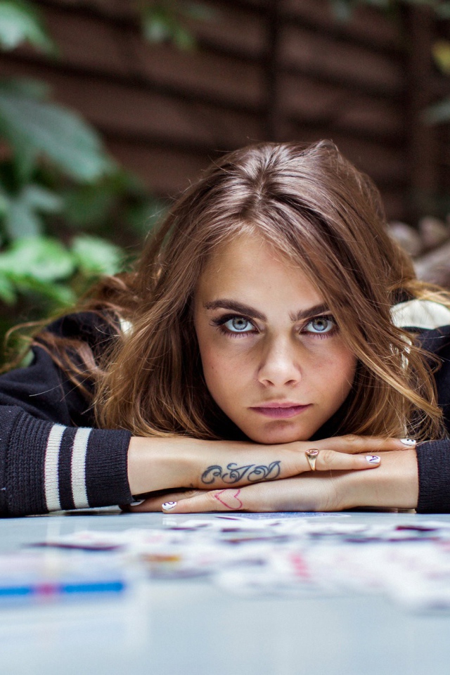 Актриса Кара Делевинь с татуировкой на руке 