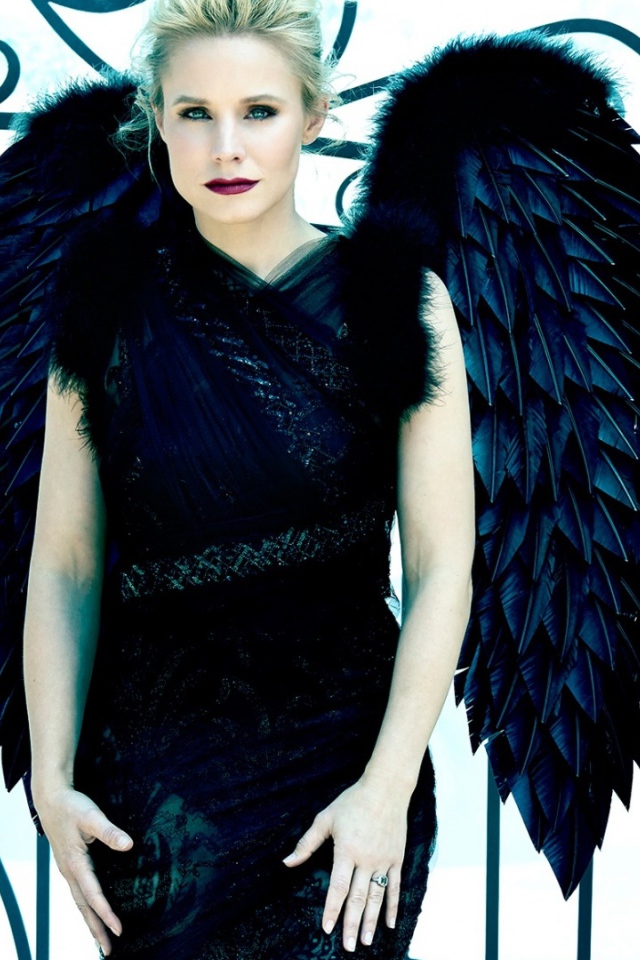 Актриса Кристен Белл в черном платье с крыльями 