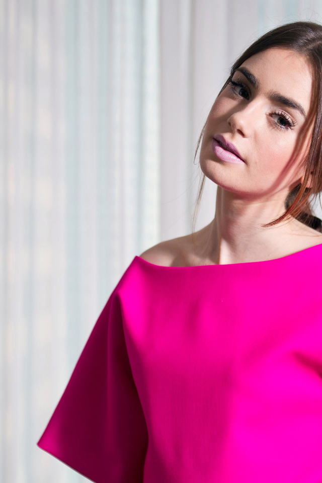 Актриса Лили Коллинз в красивом розовом платье