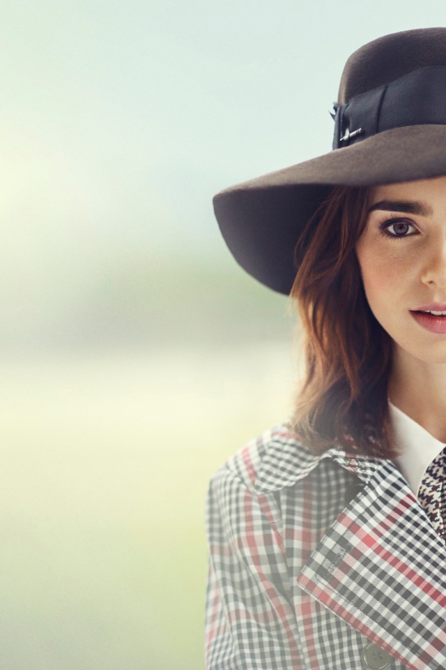 Актриса Лили Коллинз в большой черной шляпе