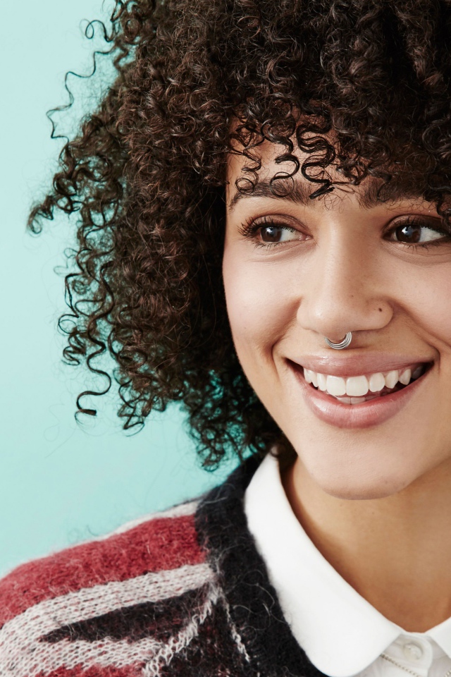 Актриса Натали Эммануэль с пирсингом в носу