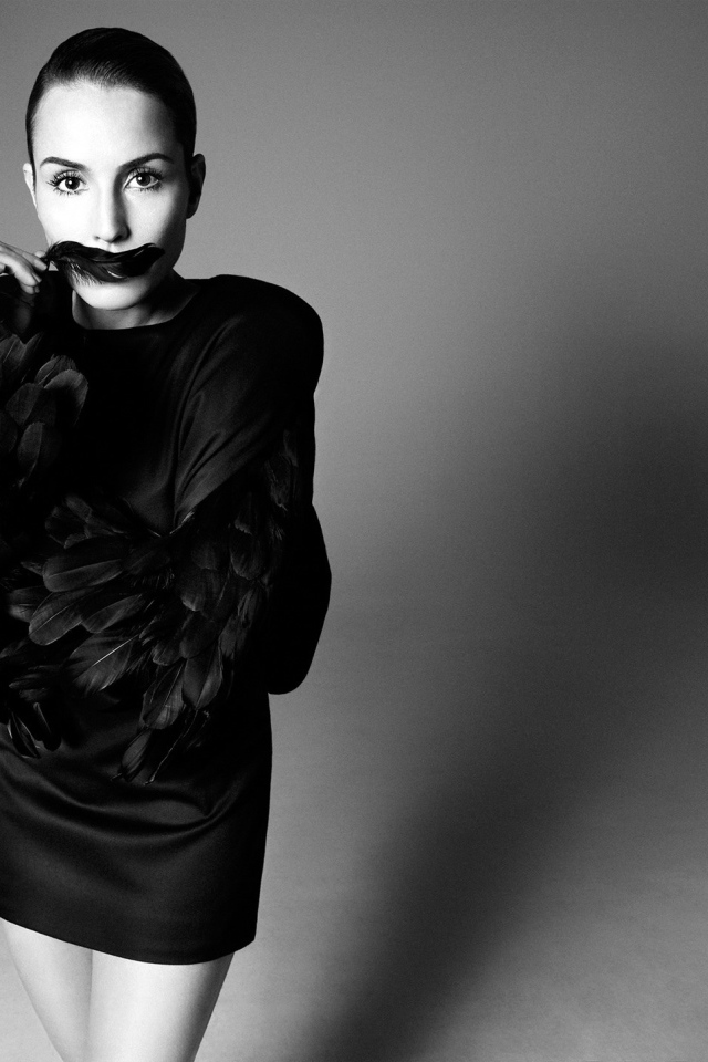 Актриса Нуми Рапас в черном платье черно-белое фото