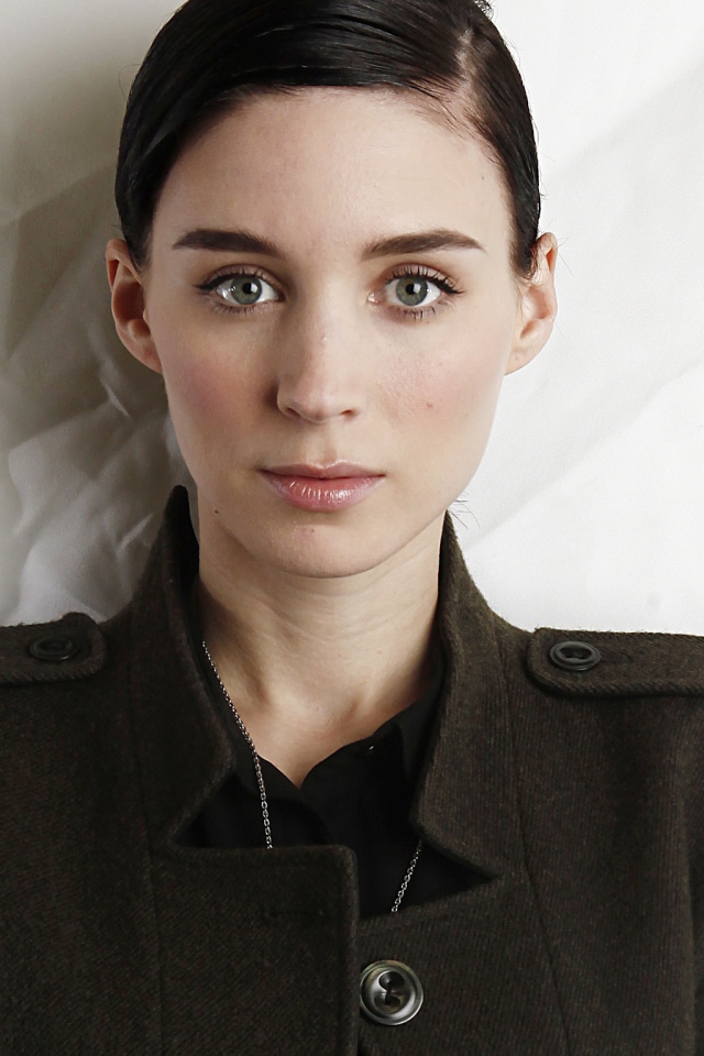 Актриса Руни Мара в пальто 