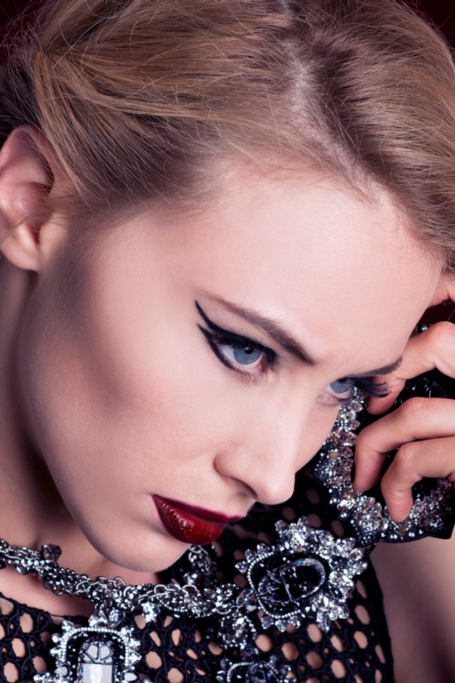 Актриса Сара Гадон с ярким макияжем 