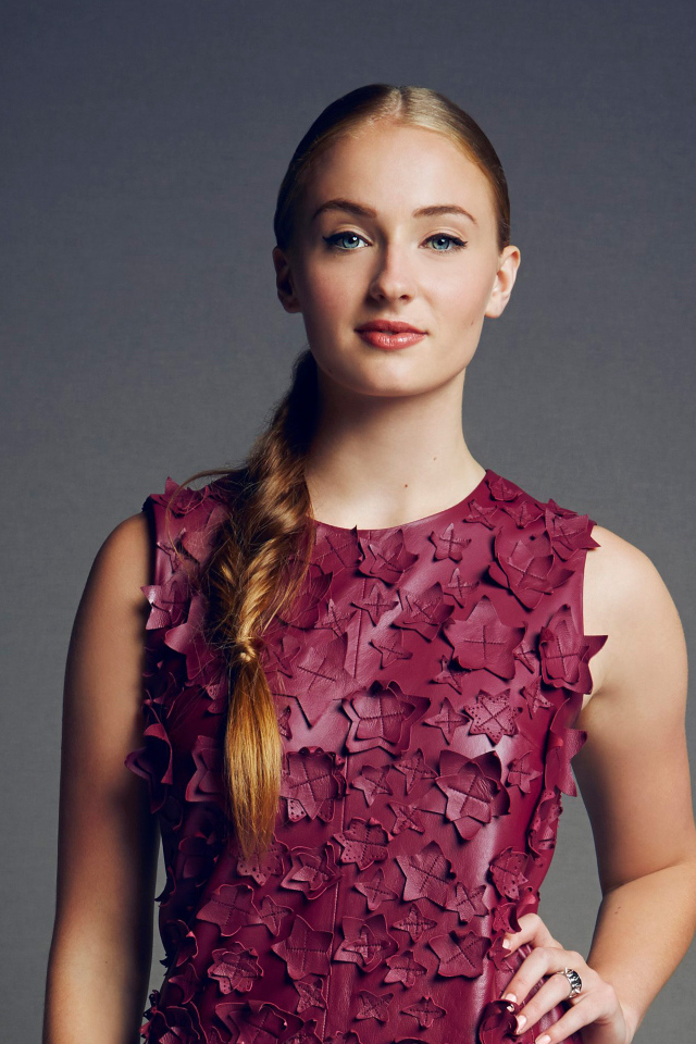 Актриса Софи Тёрнер в красивом платье на сером фоне