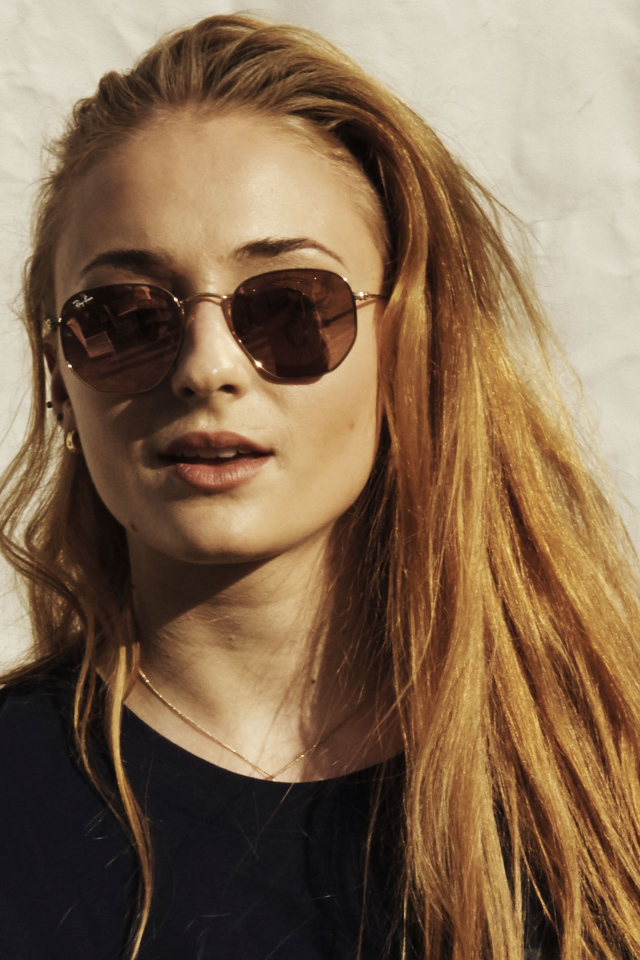 Актриса Софи Тёрнер в солнечных очках