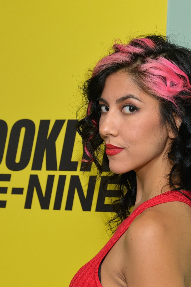 Актриса Стефани Беатрис с черными волосами