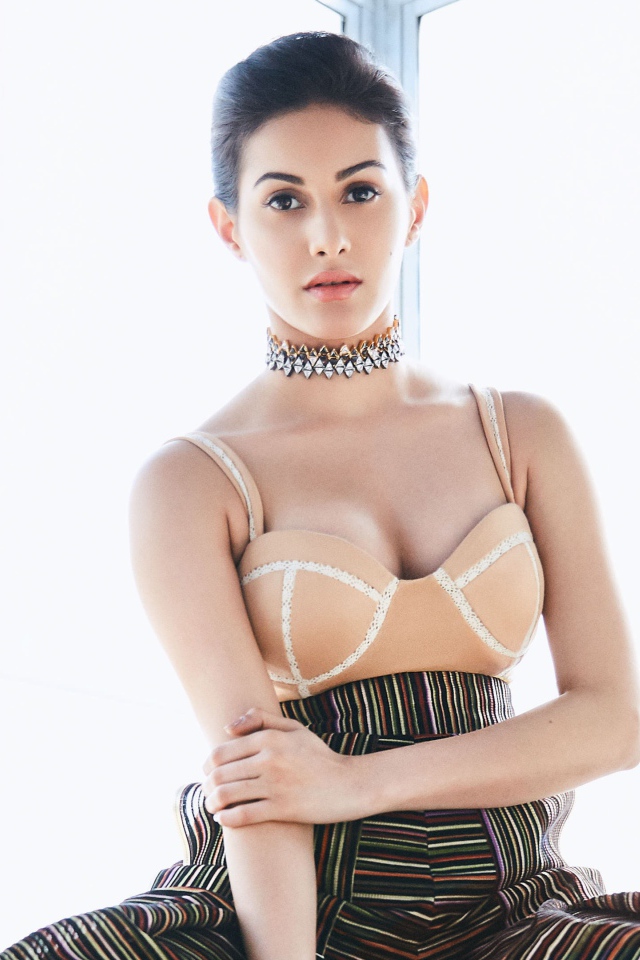 Актриса, модель Эмира Дастур