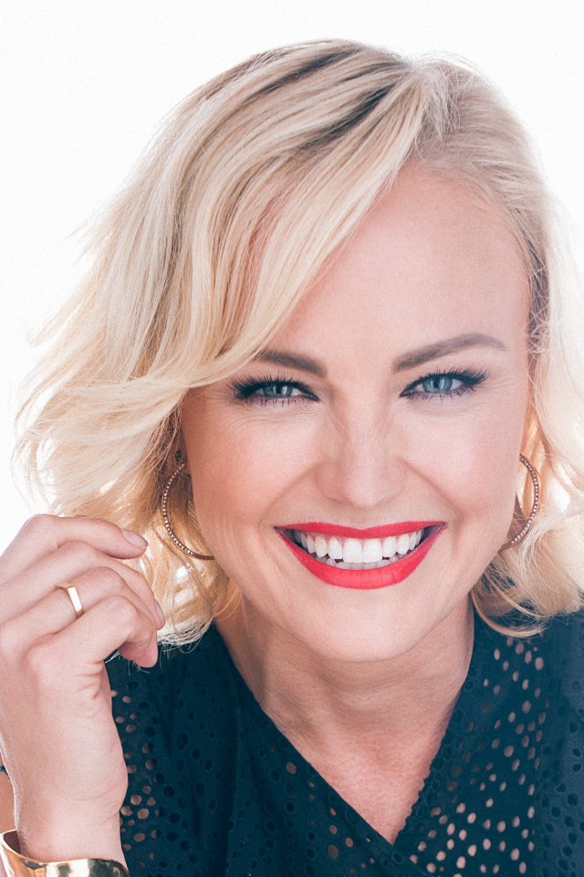 Актриса блондинка Малин Акерман с красивой улыбкой 