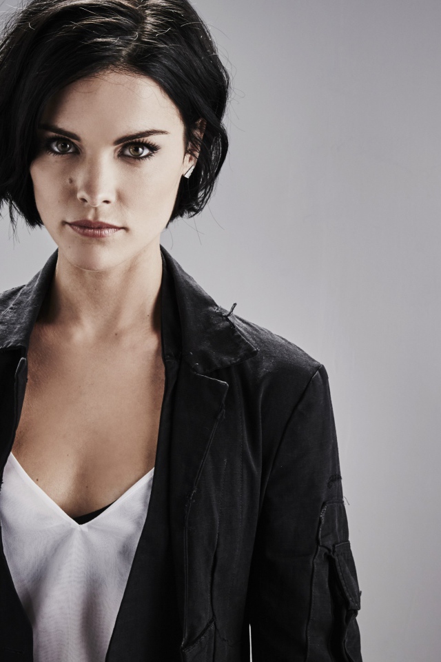 Актриса брюнетка Адриа Архона фото на сером фоне