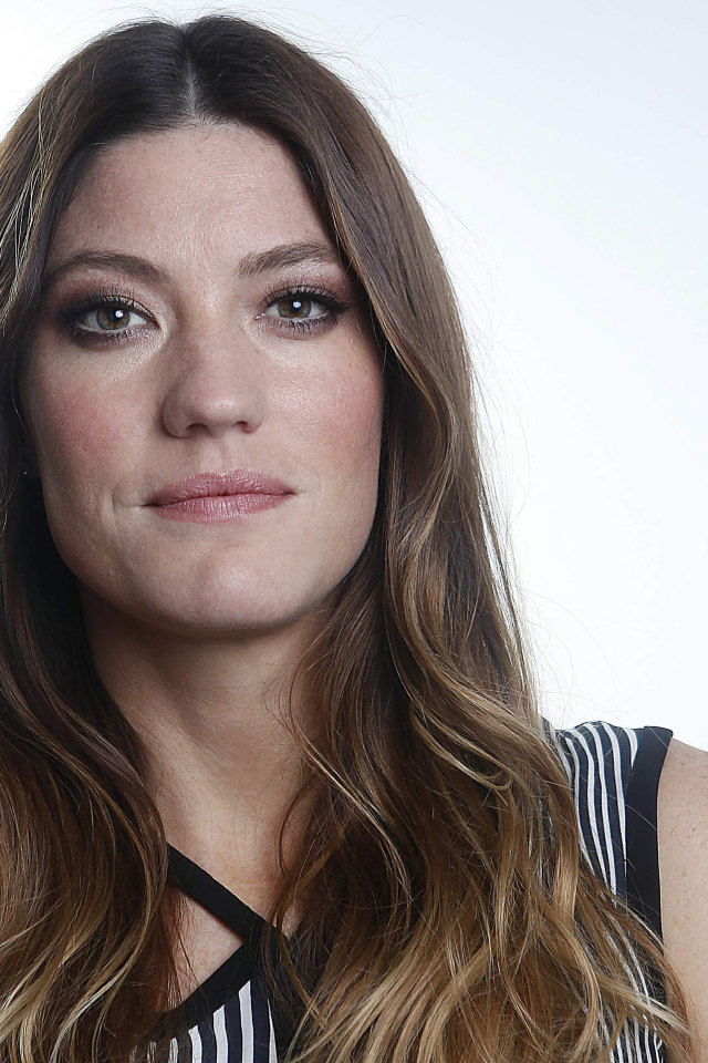 Актриса брюнетка Дженнифер Карпентер фото на белом фоне 