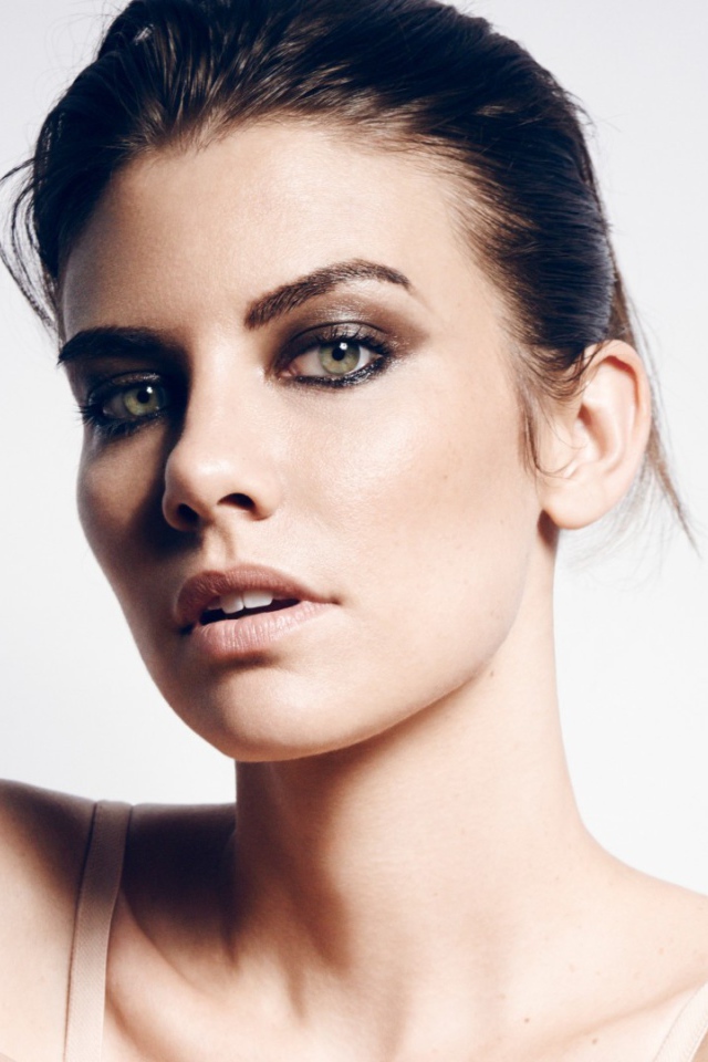 Актриса брюнетка Лорен Коэн 