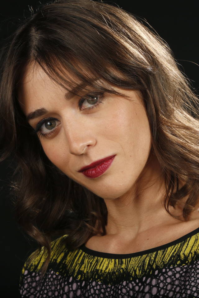 Актриса брюнетка Лиззи Каплан 