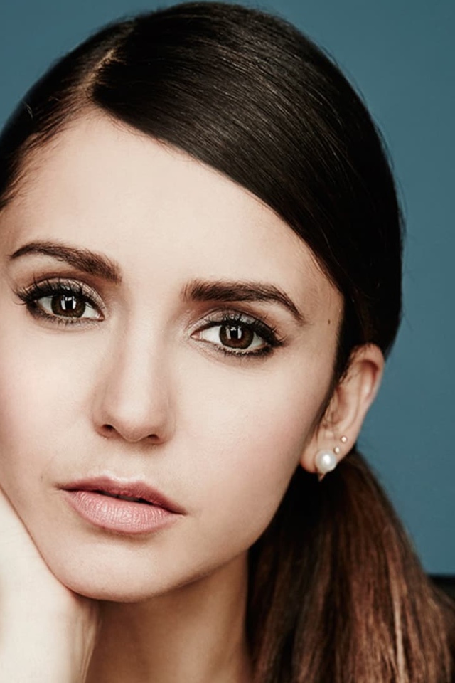 Актриса брюнетка Нина Добрев с карими глазами 