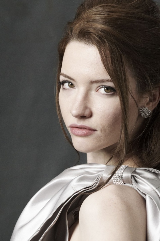 Актриса брюнетка Талула Райли 