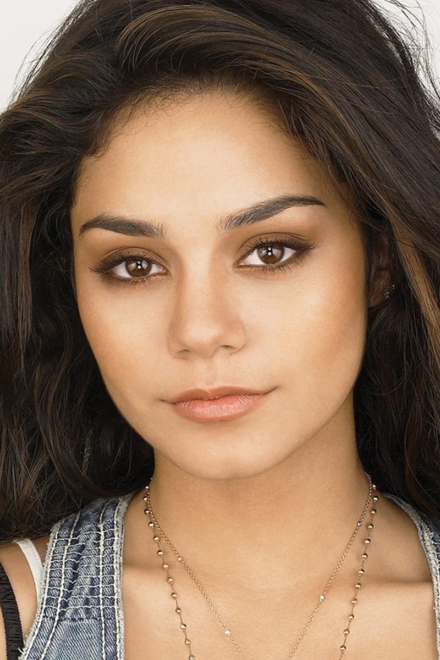 Актриса брюнетка Ванесса Хадженс 