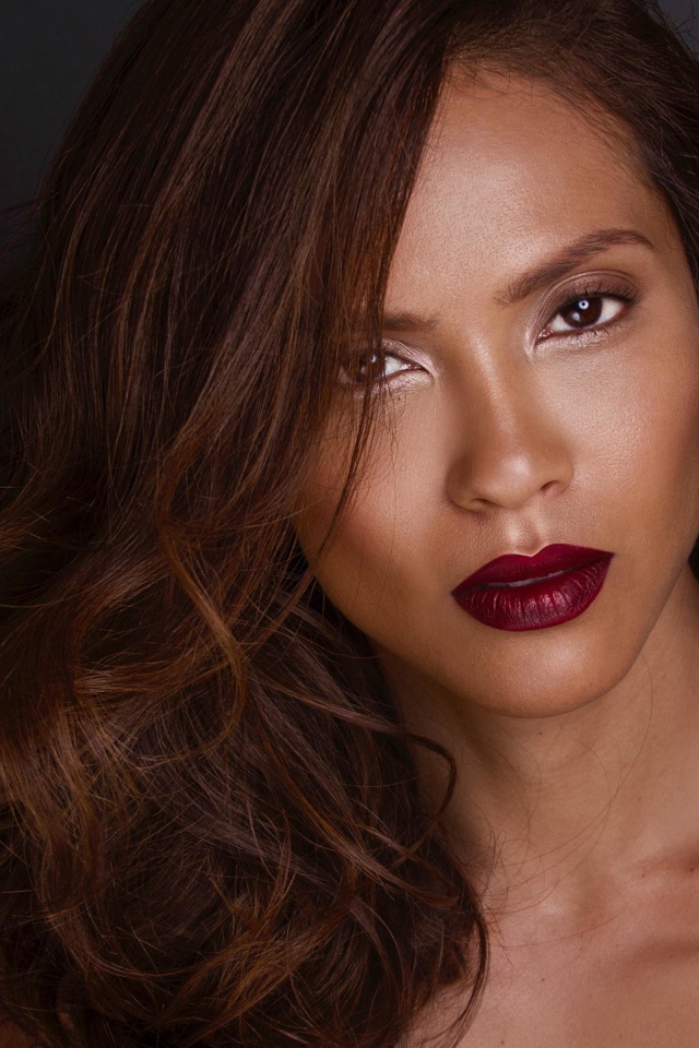 Американская актриса брюнетка Лесли-Энн Брандт