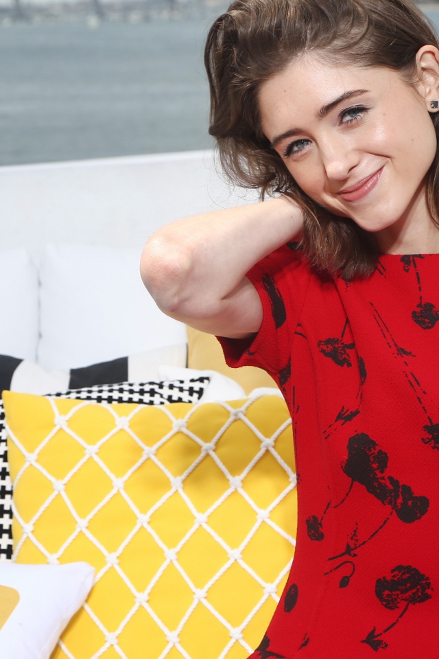 Американская актриса Наталия Дайер в красивом платье