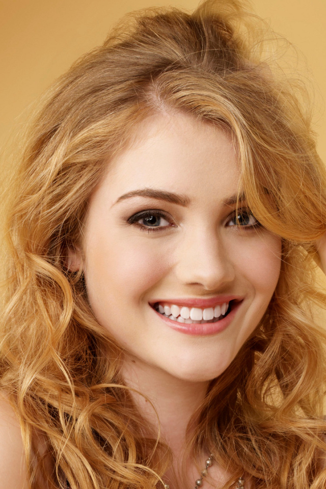 Американская актриса Скайлер Сэмюэлс  с красивой улыбкой 