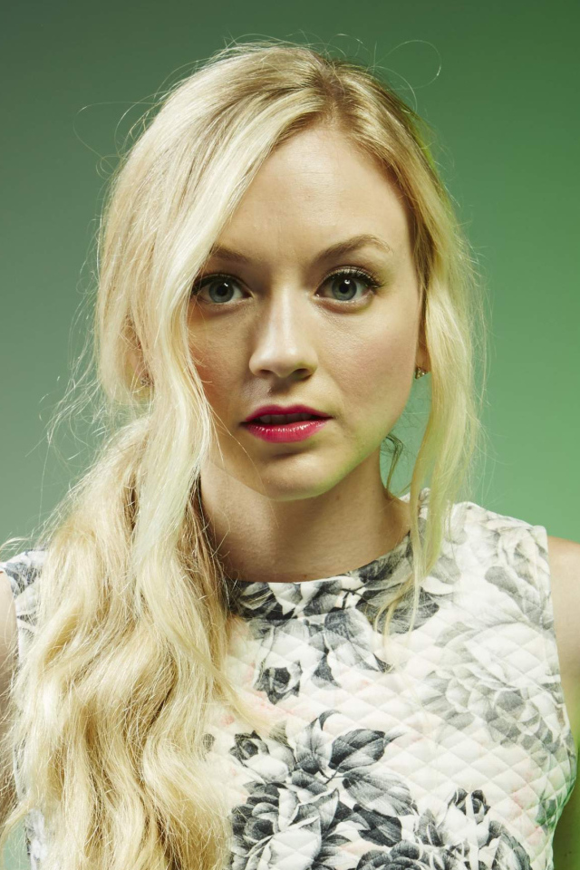 Американская актриса блондинка Эмили Кинни 