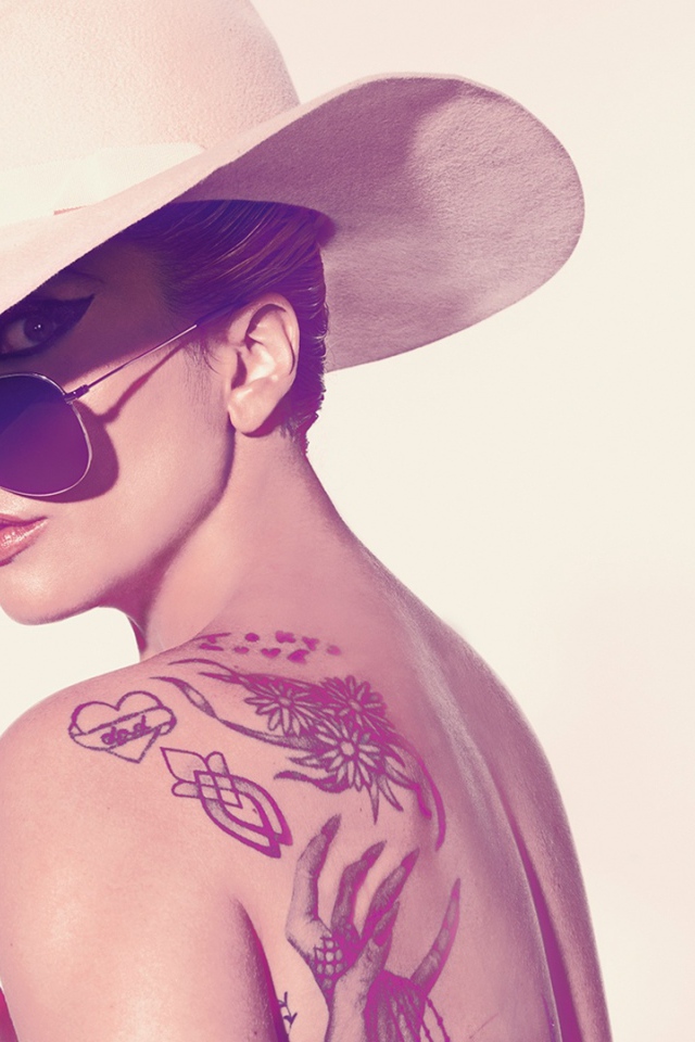 Американская певица Леди Гага с большой шляпе 