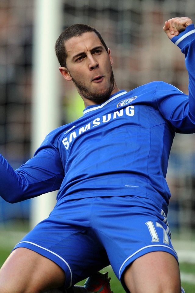 Атакующий полузащитник  Эден Хазард радуется на поле